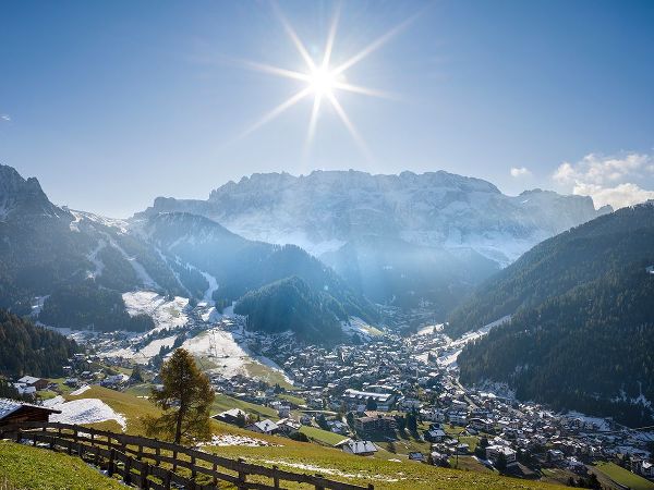 Zwick, Martin 아티스트의 Sella mountain range and village Wolkenstein-Selva in the dolomites of South Tyrol-Alto Adige seen 작품입니다.
